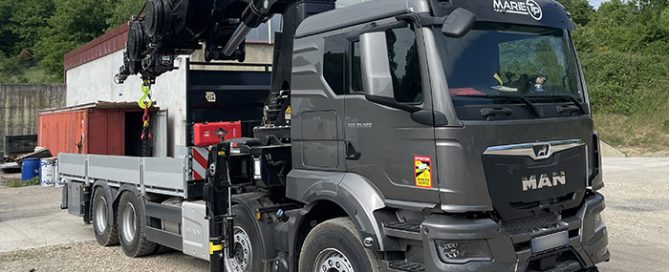 Camion 8x4 plateau grue 85t